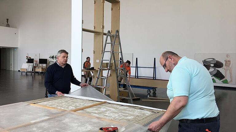 Restaurator Franz Merz (links) und Museumstechniker Thomas Dürr (rechts) packen 'Zerfall' von Künstlerin Bettina von Haaren ein. Restaurator Franz Merz (links) und Museumstechniker Thomas Dürr (rechts) packen 'Zerfall' von Künstlerin Bettina von Haaren ein.