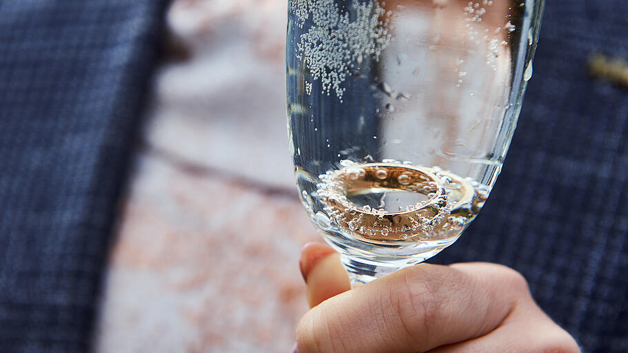 Heiratsantrag an Weihnachten       -  Ein Verlobungsring im Sektglas ist schnell verschluckt. Besser sind ein Glas Sekt und der Ring separat in einer schönen Schatulle.