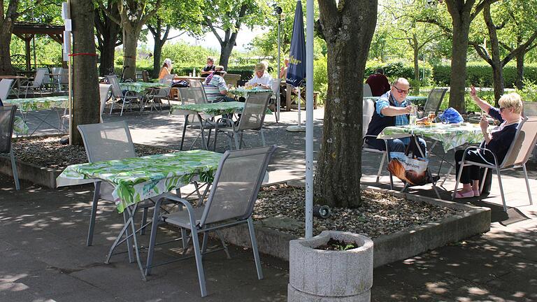 Weite Abstände zwischen den Tischen müssen auch im Biergarten der Vereinsgaststätte 'Alte Warte' eingehalten werden.