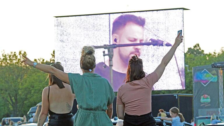 Gute Stimmung beim Autokino-Konzert mit MoTrip. Dem Ordnungsamt gefiel der Anblick mit vielen Leuten auf ihren Autodächern während der Pandemie allerdings nicht.  Foto: S: Steffen Krapf       -  Gute Stimmung beim Autokino-Konzert mit MoTrip. Dem Ordnungsamt gefiel der Anblick mit vielen Leuten auf ihren Autodächern während der Pandemie allerdings nicht.  Foto: S: Steffen Krapf