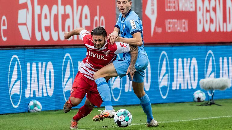 Seinen Kampfgeist brauchen die Würzburger Kickers am Sonntag gegen Hannover 96: Dominic Baumann, (links), hier gegen den Bochumer Maxim Leitsch, steht in der Startelf der Main-Post-Reporter.