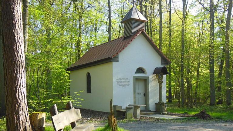 Eine kleine Kapelle im Wald des Büttharder Ortsteil Oesfeld erinnert an den
Sterbeort des Würzburger Fürstbischof Johann Philipp Franz von Schönborn. Eine kleine Kapelle im Wald des Büttharder Ortsteil Oesfeld erinnert an den
Sterbeort des Würzburger Fürstbischof Johann Philipp Franz von Schönborn.