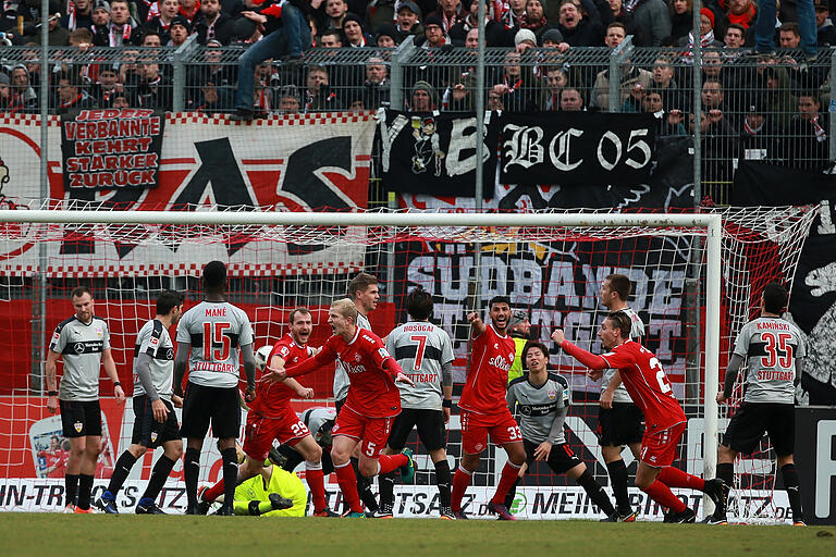 Die Würzburger Kickers schocken den VfB Stuttgart: Hier bejubelt Clemens Schoppenhauer das zwischenzeitliche 2:0. am ende siegten die Rothosen gar 3:0.