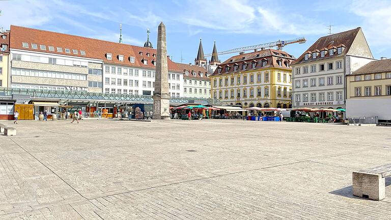 Viel Stein, kein Grün: Der Marktplatz in Würzburg ist in der aktuellen Hitze kein angenehmer Ort.