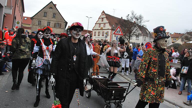 Größere Tumulte blieben beim Faschingsumzug durch Rimpar aus. Auf dem Bild die Gruppe Sächhamese mit dem mexikanischen Totenfest am Marktplatz.