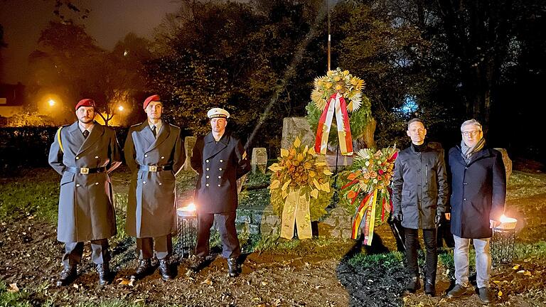 Bei der Feierstunde zum Volkstrauertag in Gerolzhofen legten Vertreter der Bundeswehr (links) sowie 3. Bürgermeister Markus Reuß und Bürgermeister Thorsten Wozniak (von rechts) jeweils Kränze nieder. Der dritte Kranz wurde vom Sozialverband VdK am Mahnmal niedergelegt.