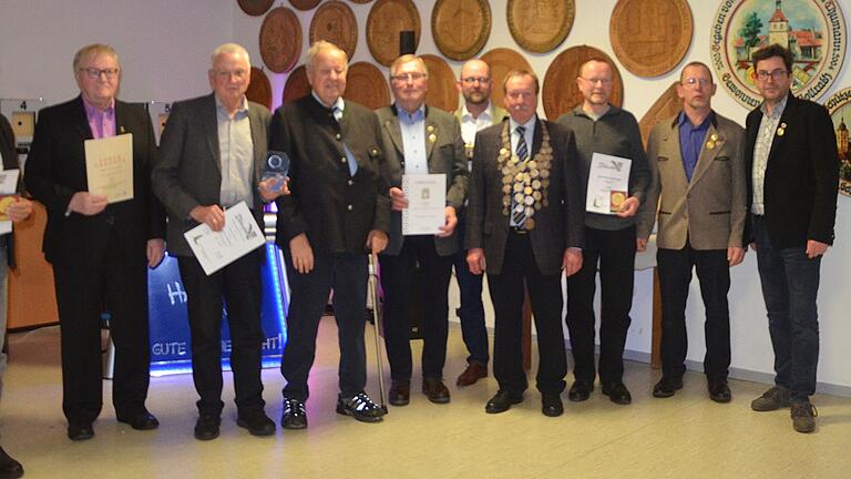 Das Foto zeigt Leo Runze, Hartmut Kress, Werner Mündlein, Josef Dorsch, Friedrich Schwarz, Stefan Furkel, Peter Hügelschäffer, Holger Hamann, Christian Furkel und Fritz Staib.