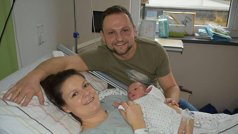 Glückliche Eltern: Katharina und Michael Kotterba aus Maßbach mit ihrer Tochter Cora.