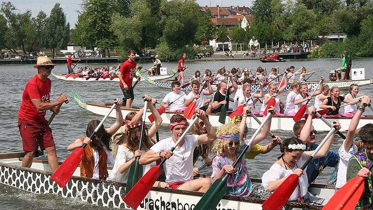 Einen Besuchermagnet beim Kitzinger Weinfest war wieder das Drachenbootrennen am Sonntag, dabei waren Muskelkraft und Durchhaltevermögen von den Paddlern gefragt.