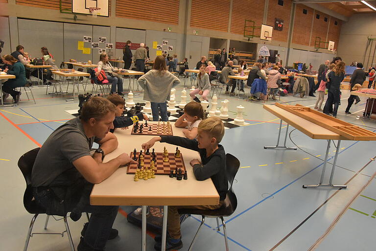 Gemeinsam mit den Kindern Zeit verbringen und etwas spielen, war das Ziel des Spieletages in der Mainlandhalle. Gemeinsam mit den Kindern Zeit verbringen und etwas spielen, war das Ziel des Spieletages in der Mainlandhalle.