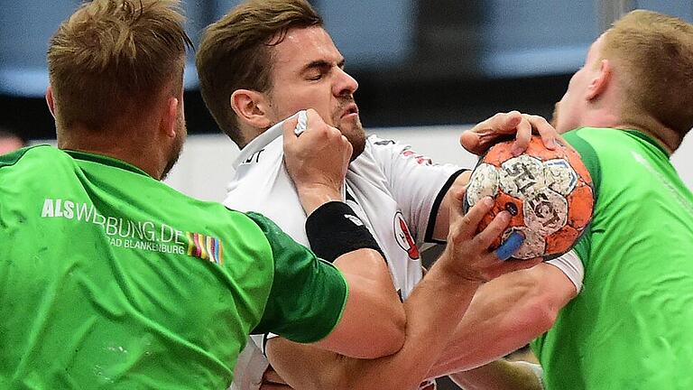 Augen zu und durch: Krisztian Galli (Mitte), sechsfacher Torschütze des HSC, wird von zwei Spielern des HSV Bad Blankenburg in die Zange genommen.