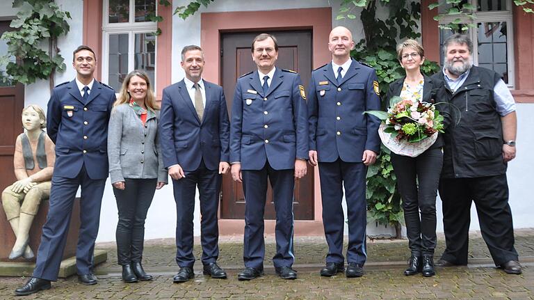 Sie feierten die Übergabe der Dienststelle an Stefan Schwind (Dritter von rechts): Sein Vorgänger Nicolas Rumpel (von links), stellvertretende Landrätin Sabine Sitter, Landtagsabgeordneter Thorsten Schwab, Polizeipräsident Gerhard Kallert und Marktheidenfelds Zweiter Bürgermeister, Martin Harth. Schwinds Ehefrau Helga hatte zuvor von der Polizei einen Blumenstrauß bekommen, um ihr für den Rückhalt ihres Mannes zu danken.