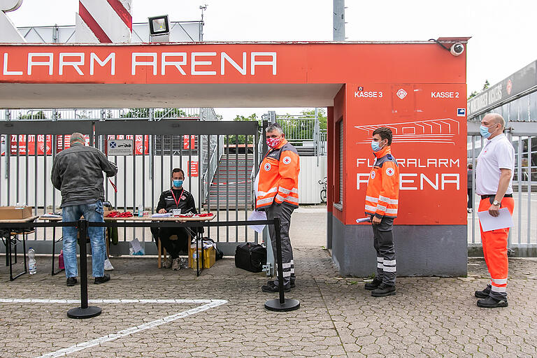 Schlange stehen: Auch die Mitglieder des Sanitätsdienstes werden vor dem Einlass in die Flyeralarm-Arena kontrolliert.