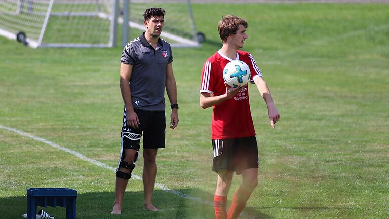 Florian Thurn, Trainer des SC Diebach (links),  sieht sich als Kumpeltyp, der auch mal unbequem wird, wenn die Ergebnisse nicht stimmen. Foto: Hopf       -  Florian Thurn, Trainer des SC Diebach (links),  sieht sich als Kumpeltyp, der auch mal unbequem wird, wenn die Ergebnisse nicht stimmen. Foto: Hopf