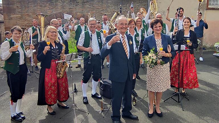 'Hoch soll´n Sie leben' – das Diamantene Ehepaar Lioba und Albert Fick. Nach dem Dankgottesdienst gab es natürlich noch ein zünftiges Ständchen der Stadelschwarzacher Blasmusikerinnen und -musiker, ganz zur Freude des Jubelpaares. 'Hoch soll´n Sie leben' – das Diamantene Ehepaar Lioba und Albert Fick. Nach dem Dankgottesdienst gab es natürlich noch ein zünftiges Ständchen der Stadelschwarzacher Blasmusikerinnen und -musiker, ganz zur Freude des Jubelpaares.