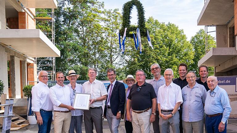 Vertreter des Architekturbüros, der Baufirma, des St.-Bruno-Werks und der Stadtverwaltung nahmen am Richtfest teil (von links):&nbsp;&nbsp;Matthias Hetterich (Hetterich Architekten BDA), Jochen Göbel (Geschäftsführer Göbel Bau), Prof. Christian Baumgart (Aufsichtsrat St.-Bruno-Werk), Frank Hermann, (geschäftsführender Vorstand St.-Bruno-Werk), Christian Schuchardt (Oberbürgermeister Würzburg), Bruno Greier (Aufsichtsrat St.-Bruno-Werk), Adolf Bauer (Aufsichtsratsvorsitzender St.-Bruno-Werk), Siegfried Issig (Vorstand St.-Bruno-Werk), Johannes Zull (Architekt St.-Bruno-Werk), Andreas Michel (Hetterich Architekten), Manfred Bätz (Vorstand St.-Bruno-Werk), Benjamin Schneider (Stadtbaurat Würzburg) und Karl Stahl (Ehrenvorsitzender St.-Bruno-Werk).