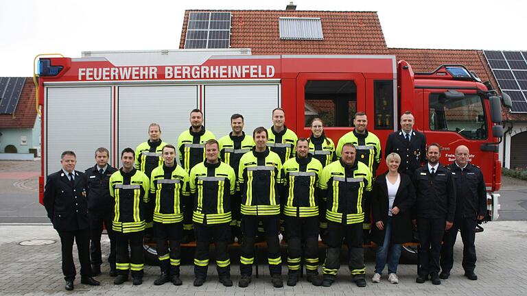 Die Bergrheinfelder Feuerwehrleute nach bestandener Leistungsprüfung „Technische Hilfeleistung“ zusammen mit (von links) Kommandant Matthias Endres, KBM Matthias Steinmüller Bürgermeister Ulrich Werner, Kreisbrandmeister Rainer Wischer sowie (rechts) Dritte Bürgermeisterin Friederike Weippert, zweiter Kommandant Daniel Hornung, KBI Andreas Schraut und KBM Rainer Wischer.