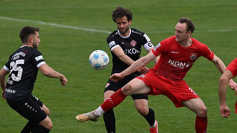 Die Würzburger Kickers mit Dominik Meisel (links) und Daniel Hägele ließen die Aubstädter mit Marco Nickel kaum einmal zur Entfaltung kommen.