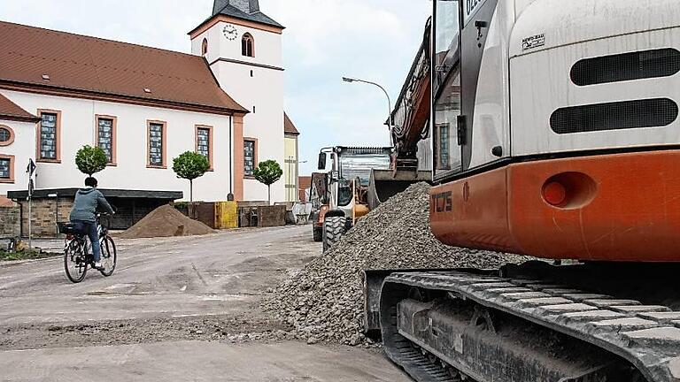 Sanierung der Staatsstraße in Stadtlauringen schreitet voran       -  Die Straßenbauarbeiten in Stadtlauringen liegen im Zeitplan: Bis August soll der Bereich der Allee bis zum Kirchplatz fertig sein.