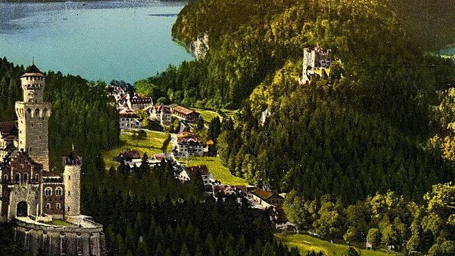 mom1 - Mythos Bayern, so schaut er aus. Die ganze Welt hat diesen idyllischen Blick auf Bayern mit seiner zauberhaften Landschaft, der wunderbaren Bergwelt, dazu ein klarer See und – als Krone des Ganzen – das Schloss Neuschwanstein, erbaut vom bayerischen Märchenkönig Ludwig II. mom1 - Mythos Bayern, so schaut er aus. Die ganze Welt hat diesen idyllischen Blick auf Bayern mit seiner zauberhaften Landschaft, der wunderbaren Bergwelt, dazu ein klarer See und – als Krone des Ganzen – das Schloss Neuschwanstein, erbaut vom bayerischen Märchenkönig Ludwig II.