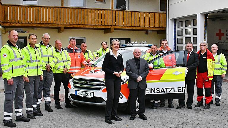 Die Einsatzleiter Rettungsdienst (gelbe Jacken) haben ein neues Einsatzfahrzeug erhalten. Das Bild zeigt sie zusammen mit Kreisbereitschaftsleiter Bernd Roßmanith (5. von links), sowie Pfarrerin Gerhild Ehrmann und Prälat Bernold Rauch sowie Katastrophenschutzbeauftragter Alexander Klamt,  BRK-Kreisgeschäftsführer Ralf Baumeister und Chefarzt Dr. Waldemar Hohm.