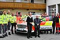 Die Einsatzleiter Rettungsdienst (gelbe Jacken) haben ein neues Einsatzfahrzeug erhalten. Das Bild zeigt sie zusammen mit Kreisbereitschaftsleiter Bernd Roßmanith (5. von links), sowie Pfarrerin Gerhild Ehrmann und Prälat Bernold Rauch sowie Katastrophenschutzbeauftragter Alexander Klamt,  BRK-Kreisgeschäftsführer Ralf Baumeister und Chefarzt Dr. Waldemar Hohm.