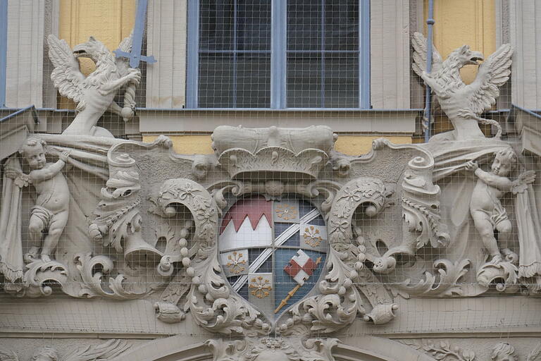 Wappen des Fürstbischofs Johann Philipp von  Greiffenklau-Vollraths&nbsp;am Juliusspital.