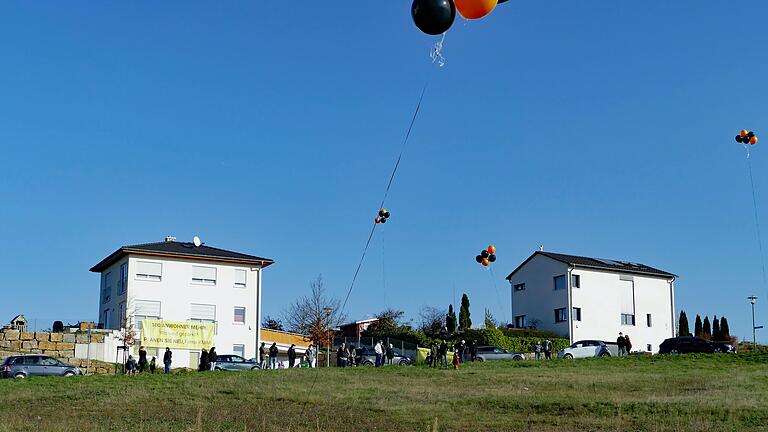 Mithilfe von Ballons zeigten die Anwohner der geplanten Wohnungsbauanlage am Arnsteiner Sicherdorfer Berg die Ausmaße des Projekts auf.&nbsp;