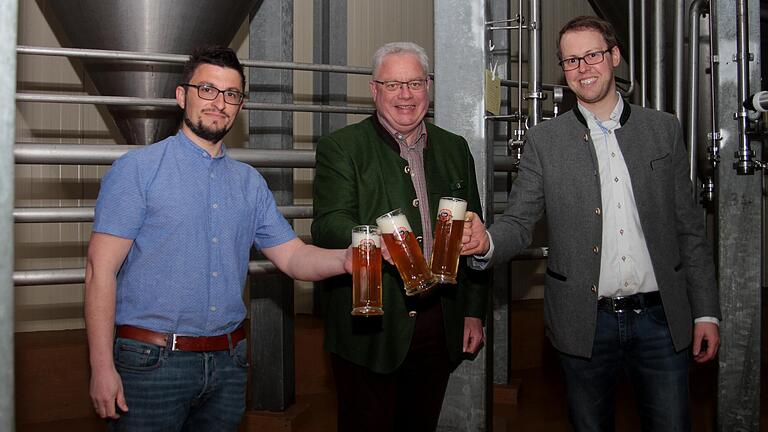 Stoßen auf den gelungenen Geschmack und den künftigen Erfolg der „Privatbrauerei Eschenbach“ mit dem neuen „Franz Josef Bayerisch Helles“ an: Verkaufsleiter Daniel Selig, Brauereidirektor Holger Fichtel und Braumeister Manuel Reiter (von links).