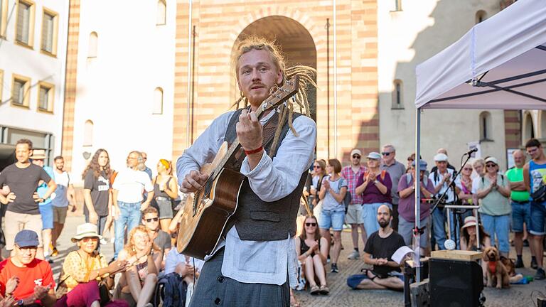 So muss es sein: Gutes Wetter, gute Musik und gute Stimmung. Mario Parizek (Foto) spielte am Dom.