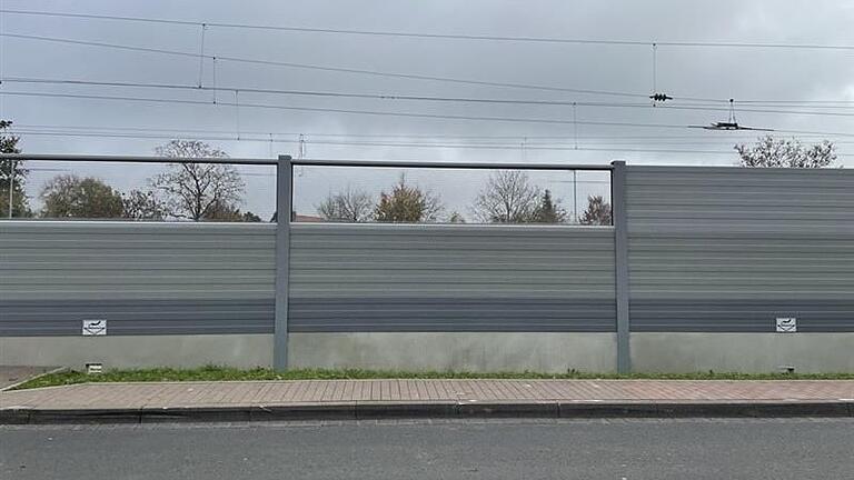 In diesem Abstand wurden die Kleintierdurchlässe ab der Karlstadter VR Bank in die Lärmschutzwand gefräst. In diesem Abstand wurden die Kleintierdurchlässe ab der Karlstadter VR Bank in die Lärmschutzwand gefräst.