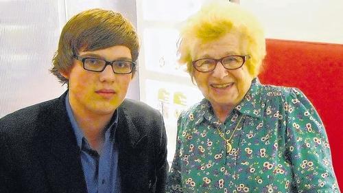 Zwei Generationen treffen sich: Main-Post-Mitarbeiter Felix Hain sprach auf der Frankfurter Buchmesse mit Dr. Ruth Westheimer. Zwei Generationen treffen sich: Main-Post-Mitarbeiter Felix Hain sprach auf der Frankfurter Buchmesse mit Dr. Ruth Westheimer.