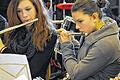 Volle Konzentration: Alina Vogel und Rebecca Hobrecht üben für ihr Musikprojekt.
