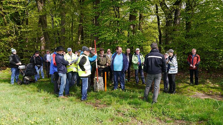 Die Regenpause nutzten zahlreiche Bürger des Marktes Schondra, um sich von den Feldgeschworenen über den Grenzverlauf zwischen Schondra und Singenrain informieren zu lassen. Oswald Türbl - Die Regenpause nutzten zahlreiche Bürger des Marktes Schondra, um sich von den Feldgeschworenen über den Grenzverlauf zwischen Schondra und Singenrain informieren zu lassen. Oswald Türbl Die Regenpause nutzten zahlreiche Bürger des Marktes Schondra, um sich von den Feldgeschworenen über den Grenzverlauf zwischen Schondra und Singenrain informieren zu lassen. Oswald Türbl - Die Regenpause nutzten zahlreiche Bürger des Marktes Schondra, um sich von den Feldgeschworenen über den Grenzverlauf zwischen Schondra und Singenrain informieren zu lassen. Oswald Türbl