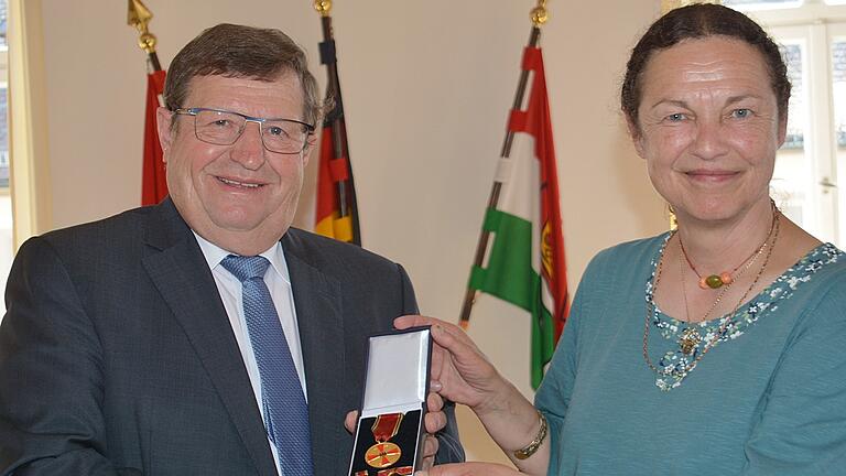 Stellvertretender Landrat Josef Demar überreichte in einer kleinen Feierstunde die Verdienstmedaille des Verdienstordens der Bundesrepublik Deutschland an Birgit Kirsch. Sie engagiert sich seit 2002 für die medizinische Versorgung der notleidenden Bevölkerung in Nepal.