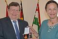 Stellvertretender Landrat Josef Demar überreichte in einer kleinen Feierstunde die Verdienstmedaille des Verdienstordens der Bundesrepublik Deutschland an Birgit Kirsch. Sie engagiert sich seit 2002 für die medizinische Versorgung der notleidenden Bevölkerung in Nepal.