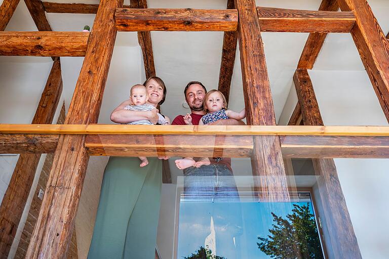 Lisa und Florian Karch, hier im Bild mit ihren beiden kleinen Töchtern Lene und Mina (rechts), haben in Humprechtshausen ein leerstehendes Wohnhaus aus dem 19. Jahrhundert saniert.