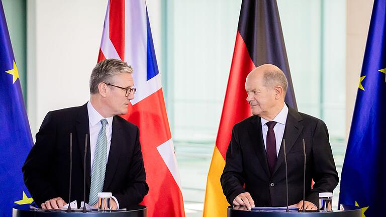 Britischer Premierminister Keir Starmer in Berlin - Die beiden Regierungschefs leiteten die Verhandlungen zu einem bilateralen Vertrag ein, der die Beziehung zwischen den beiden Ländern verbessern soll. Britischer Premierminister Keir Starmer in Berlin - Die beiden Regierungschefs leiteten die Verhandlungen zu einem bilateralen Vertrag ein, der die Beziehung zwischen den beiden Ländern verbessern soll.