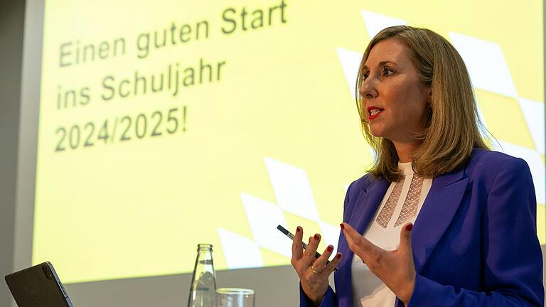 Anna Stolz (Freie Wähler) ist seit November 2023 bayerische Kultusministerin. In ihrem ersten Amtsjahr hat die Ministerin aus Unterfranken zahlreiche Schulen besucht.&nbsp;