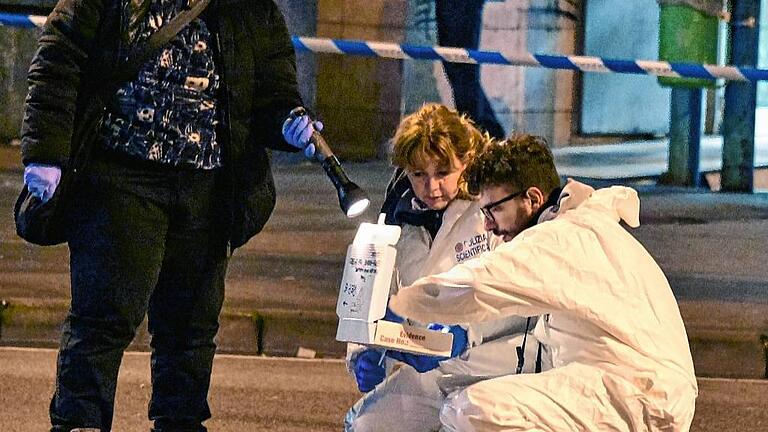 Mutmaßlicher Berliner Attentäter in Mailand getötet       -  Italienische Polizeibeamte sichern Spuren in Mailand.