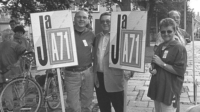 Mellrichstädter zeigten Flagge für den Autobahnbau: (vorne, von links) Hans-Werner Schmitt, Richard Mack, Christel Eckert und Klaus Rieth.