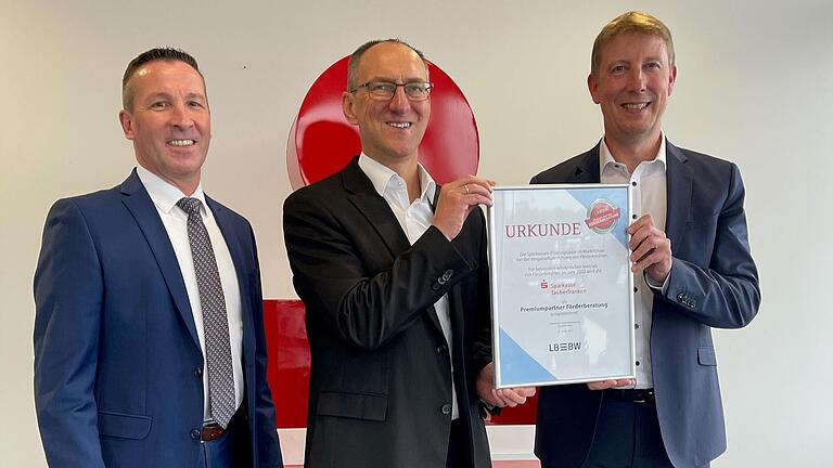 Frank Wenz, Leiter Förderkreditgeschäft der LBBW, überreichte die Urkunde an den stellvertretenden Vorstandsvorsitzenden der Sparkasse Tauberfranken, Wolfgang Reiner (rechts), und Bereichsleiter Unternehmenskunden, Wolfgang Albert.