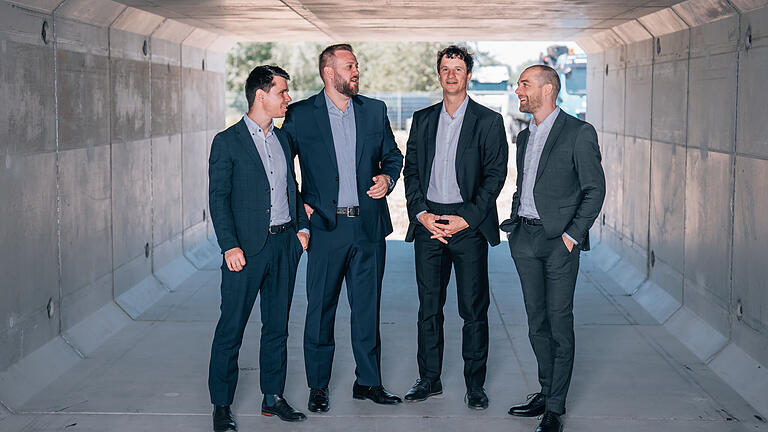 Start-up-Preis 2023 Ecoro - Die Gründer von Ecoro in ihrem unterirdischen Güterverkehrssystem. Start-up-Preis 2023 Ecoro - Die Gründer von Ecoro in ihrem unterirdischen Güterverkehrssystem.