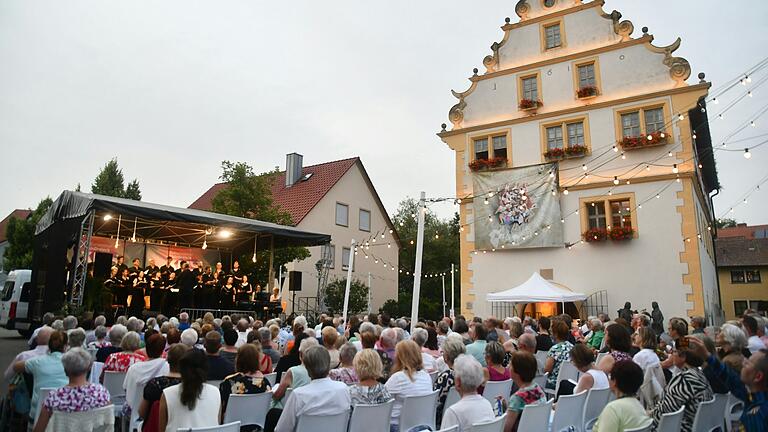 Das Obernbreiter Rathaus bildete am Samstagabend die Kulisse für den Auftakt des Kultursommers MainDreieck.