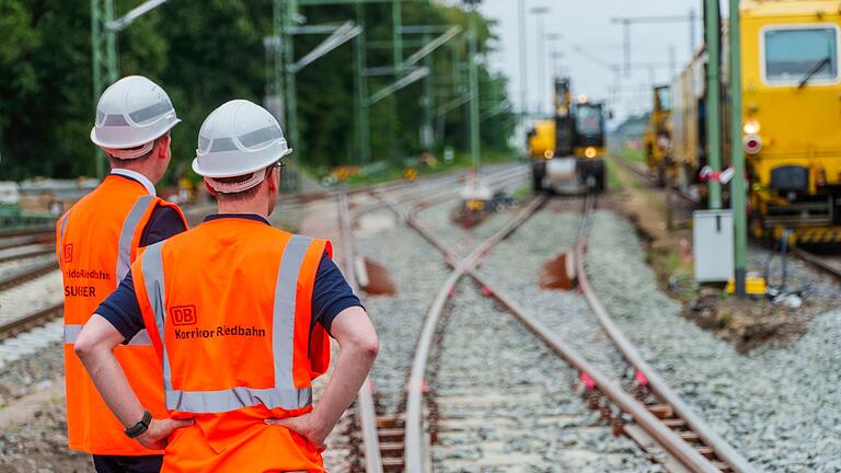 Zwischenbilanz zur Generalsanierung der Riedbahn       -  Einen Monat nach Beginn der Sperrung der Bahnverbindung Frankfurt-Mannheim liegen die Arbeiten nach Angaben der Deutschen Bahn im Zeitplan.