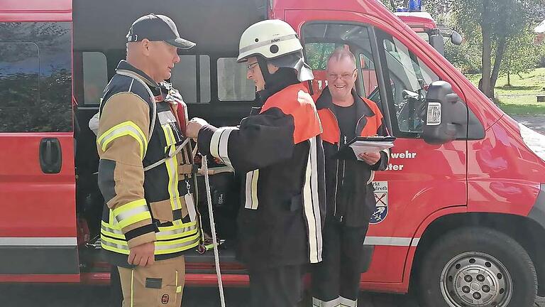 Steffen Schade ( links, Kommandant der Feuerwehr Waldfenster ) und Klaus Zimmerhackl (rechts, Kommandant der Feuerwehr Oehrberg) mit einem Prüfling an der Station „Knoten & Stiche“.       -  Steffen Schade ( links, Kommandant der Feuerwehr Waldfenster ) und Klaus Zimmerhackl (rechts, Kommandant der Feuerwehr Oehrberg) mit einem Prüfling an der Station „Knoten & Stiche“.