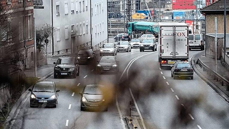 Lastkraftwagen auf der Nordtangente       -  Dichter Verkehr und hohe Umweltbelastung auf der Nordtangente: Das soll sich mit einem Brummi-Verbot jetzt ändern.