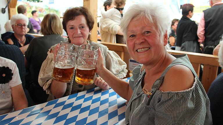 Maria Müller (rechts) besucht ihre Freundin Roswitha Kaltofen seit über zehn Jahren auf der Laurenzi-Messe in Marktheidenfeld. 61 Jahre hält die Freundschaft bereits. Maria Müller (rechts) besucht ihre Freundin Roswitha Kaltofen seit über zehn Jahren auf der Laurenzi-Messe in Marktheidenfeld. 61 Jahre hält die Freundschaft bereits.