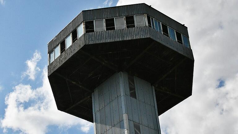 Der Bayernturm bei Zimmerau ist mittlerweile in die Jahre gekommen und soll saniert werden. Nach wie vor wird er aber gerne als Aussichtspunkt sowohl in das Thüringer Land als auch das Grabfeld und die Rhön von Touristen genutzt.