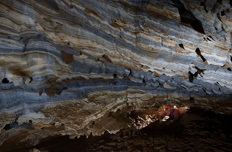 Wellenartige, blaue Marmorstrukturen in der Tiefe.